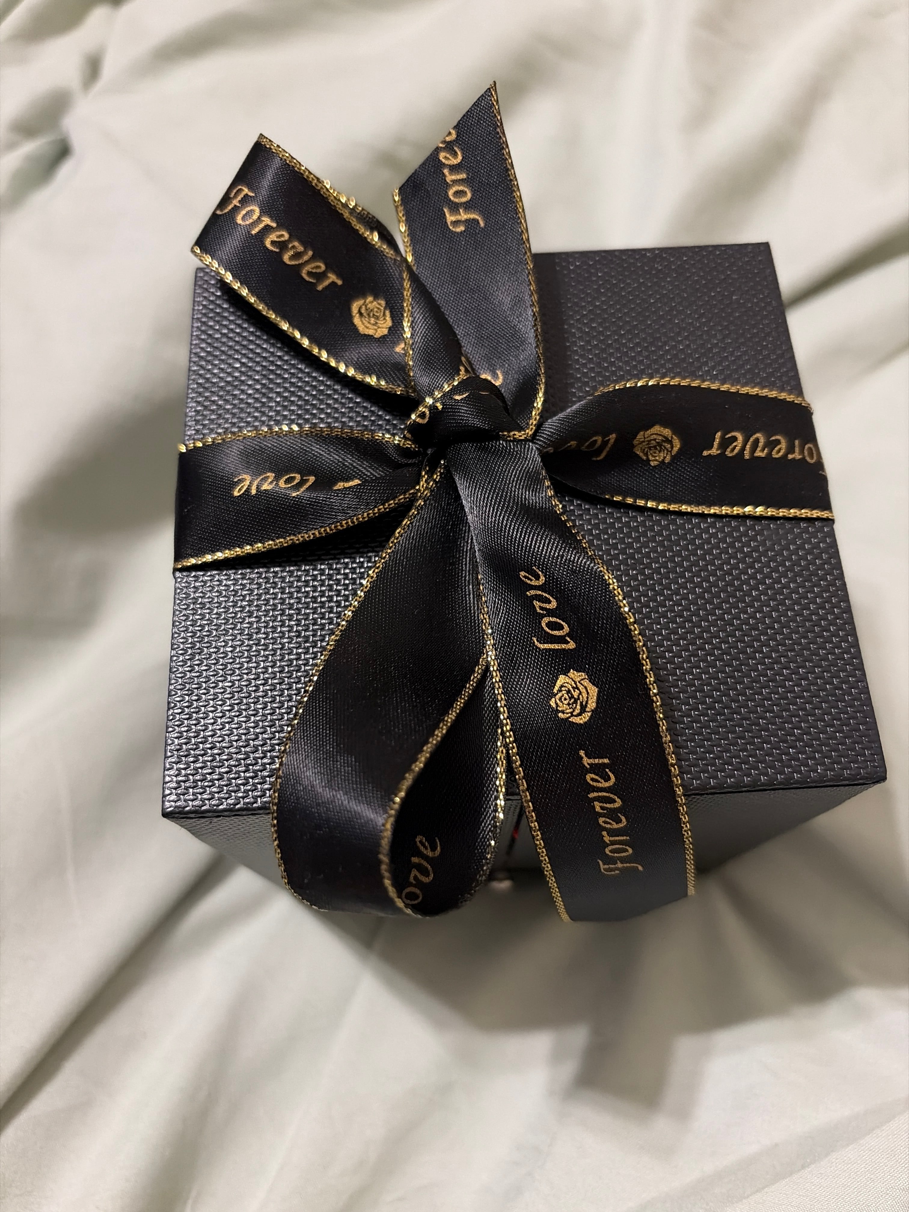 Forever Rose, little black box with heart necklace